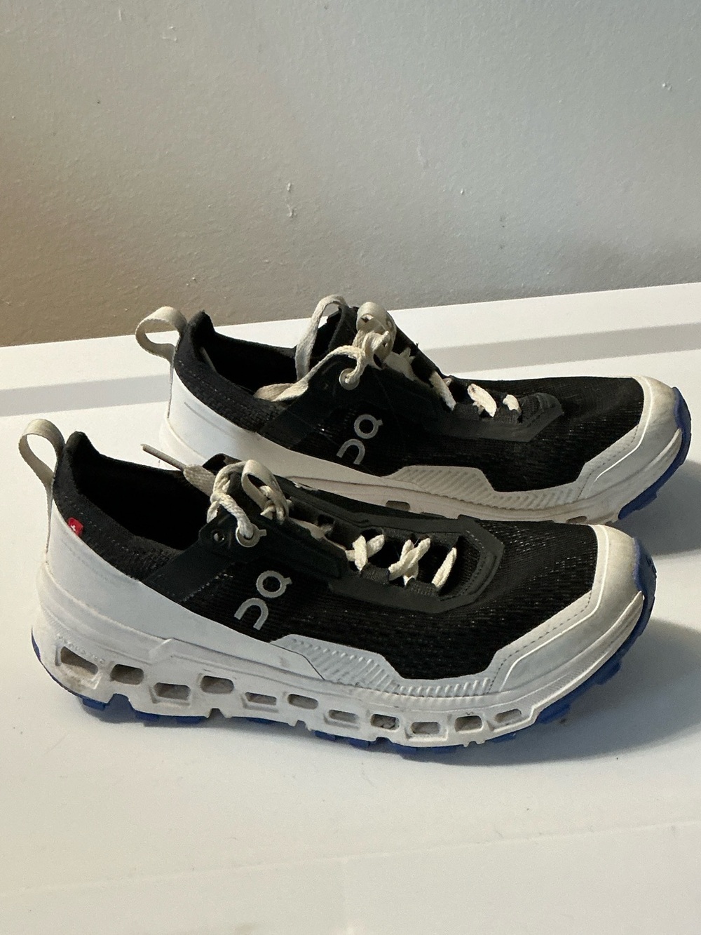 On Running Black and White Athletic Sneakers with Blue Outsole size 7